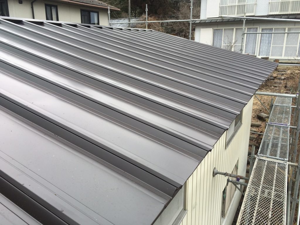 日光市　屋根　カバー工法　施工後　雪止め　②