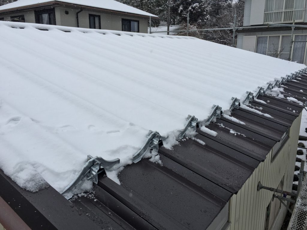 日光市　屋根　カバー工法　施工後　雪止め しっかり止まっていいる